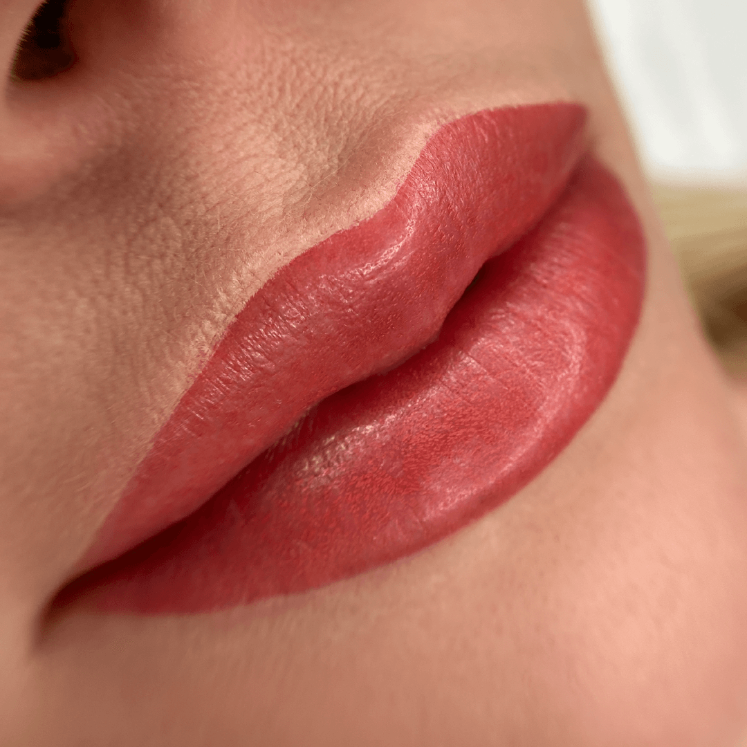 Makijaż permanentny ust efekt przed i po Karolina Szczepańska The Deep Beauty